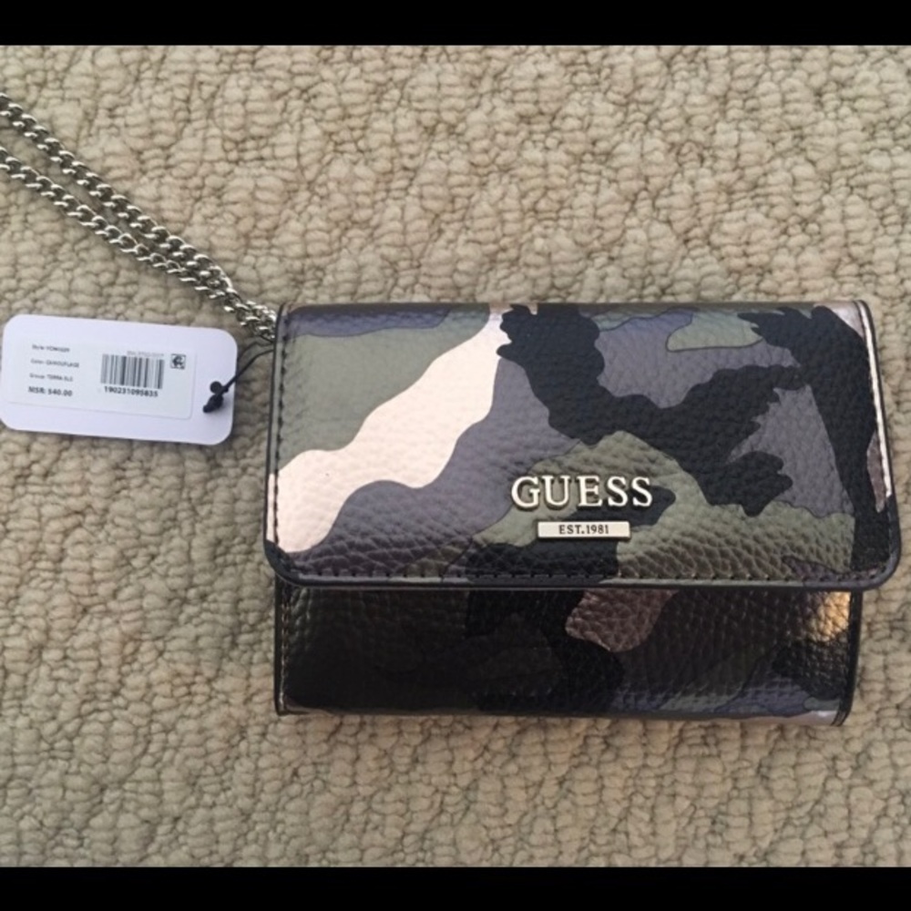 camo guess key chain wallet